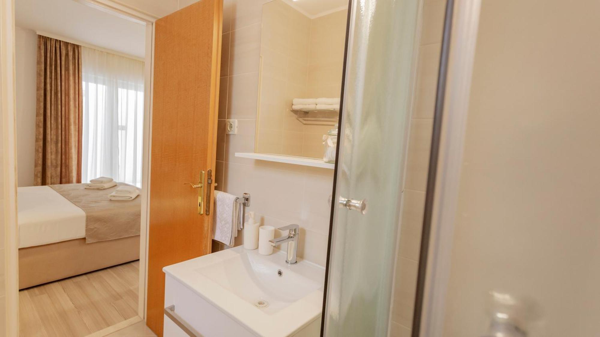 Baska Voda Apartments - Steps From The Beach, Free Parking, Central Location 외부 사진
